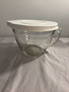 The Pampered Chef Clear Glass Measuring Bowl with White Lid 8 cups